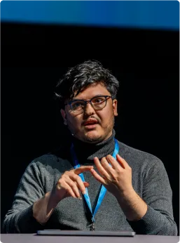 Loris Cro giving a conference talk